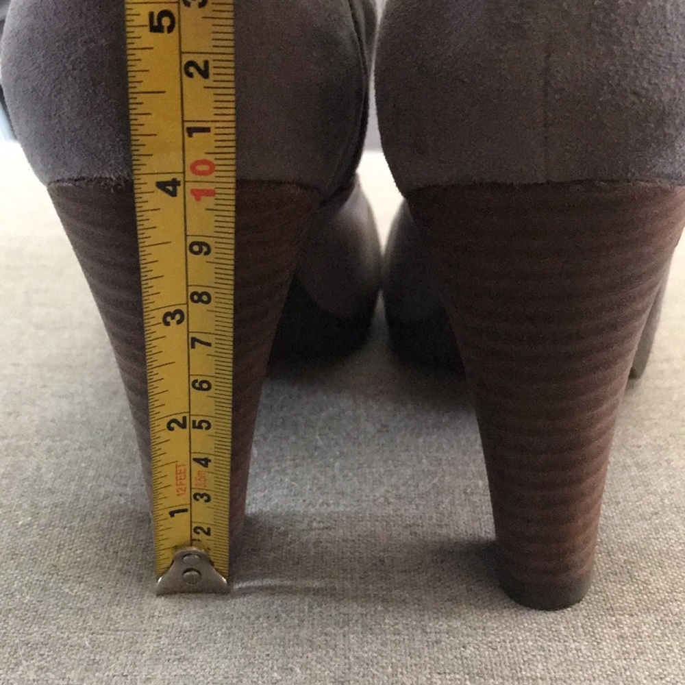 ๐ 2/$15 Tsubo Suede Wood Heels - Picture 7 of 8